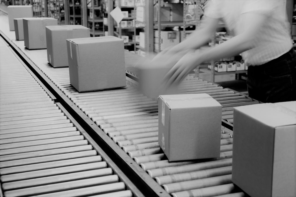 moving parcels on a conveyor belt